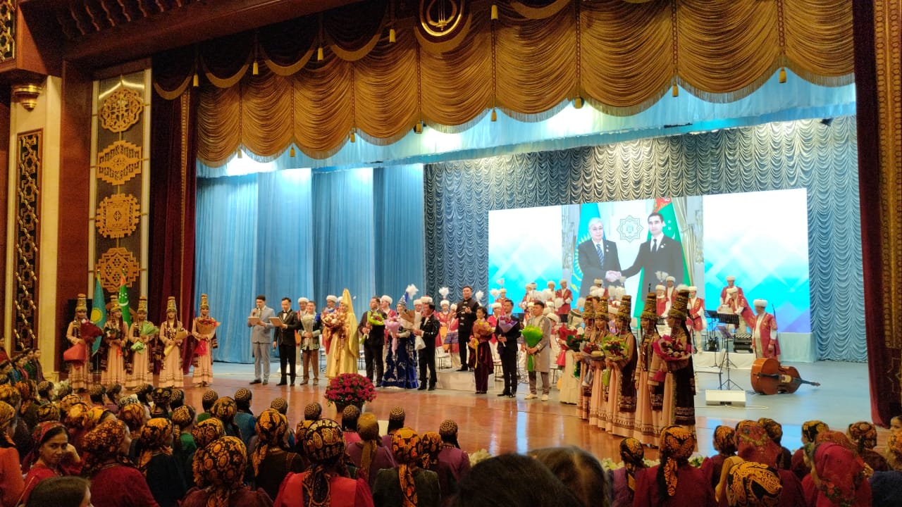 Aşgabat şäherinde Abaý Kunanbaýewyň 180 ýyllygy hem-de Gazagystan Respublikasynyň güni mynasybetli Gazagystanyň Dina Nurpeýisowa atly orkestriniň konserti geçirildi